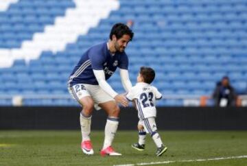 Isco celebra con su hijo sobre el césped del Bernabéu la victoria y su gol tras la finalización del partido. 