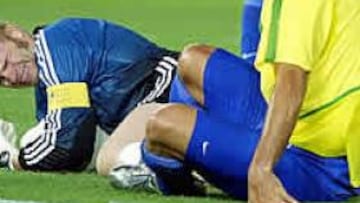 <b>LESIONADO.</b> Kahn se rompió un ligamento de su mano derecha para salvar una internada de Ronaldo.