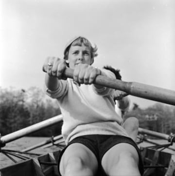 Al igual que el voley el remo ya era practicado por las mujeres desde mucho antes de su inclusión en los JJOO de 1976 en Montreal. La imagen, de 1950 lo confirma con una integrante de las "Wellesley Rowing Crew".