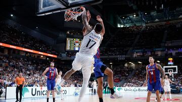 Vincent Poirier se cuelga del aro durante el real Madrid-Bar?a de la Liga Endesa.