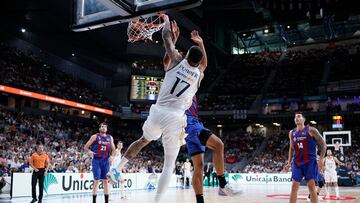 Vincent Poirier se cuelga del aro durante el real Madrid-Barça de la Liga Endesa.