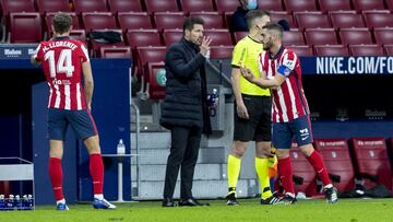 Simeone da instrucciones a Koke y Llorente.