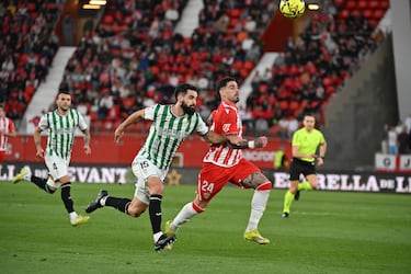 El Almería resiste al Córdoba, que se va irritado con el árbitro