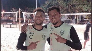 Neymar &#039;colgo&#039; esta fotograf&iacute;a en Instagram en la que aparece junto al jugador profesional de futvoley Bello Suares. 