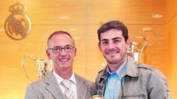 <b>ORGULLOSO. </b>Casillas posó así de radiante al recoger el premio.