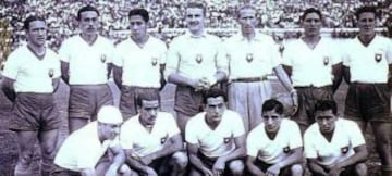 En 1941, Chile pierde 1-0 con Argentina en el último partido y no puede levantar la copa del Sudamericano Extraordnario de 1941. La albiceleste fue campeona con el gol de Enrique García.