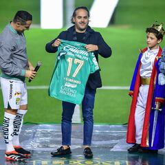 Jesús Martinez habría dado dinero a seguidores de León para su boleto de regreso