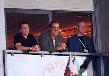 Los actores y propietarios del Wrexham, Rob McElhenney y Ryan Reynolds, en la grada durante el partido.
