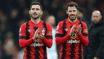 Lewis Cook y Adam Smith, jugadores del Bournemouth.