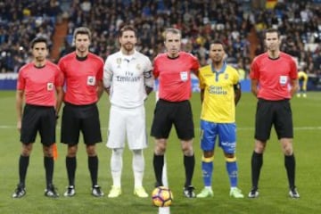 El árbitro Fernández Borbalán con los capitanes Sergio Ramos y Jonathan Viera.