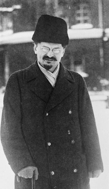 Después de la muerte de Lenin en 1924, Stalin consolidó su poder con la oposición de Trotsky. Durante años fue marginándolo políticamente hasta que en 1926 lo expulsó del Politburó, en 1927 del Partido Comunista y, finalmente, en 1929 ordenó su expulsión de la URSS. Este hecho anunciaba la era de las purgas y del terror estalinista.