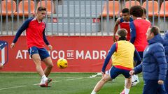 El defensa del Atlético de Madrid Gabriel Paulista (i), durante el entrenamiento realizado el sábado en la Ciudad Deportiva Wanda de Majadahonda para preparar el partido de Liga frente al Sevilla.