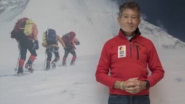 El alpinista Carlos Soria pposa durante la presentaci&oacute;n de su expedici&oacute;n al Dhaulagiri.