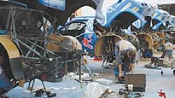 <b>¿REPOSO? </b>No para todos. Los mecánicos de los equipos se emplean a fondo por recomponer los vehículos, como hacen estos de Volkswagen.