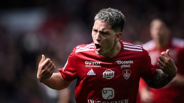 Satriano, con el Brest.