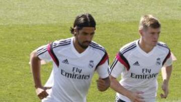 Khedira se ejercita junto a Toni Kroos.