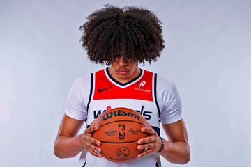 Kyshawn George ya da que hablar en Estados Unidos. Este jugador suizo (2,03 metros y 20 a?os) fue uno de los protagonistas de la sesi¨®n de fotos con la que ?Washington Wizards dio por inaugurada su pretemporada.