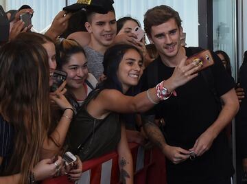 Griezmann llegando a Uruguay para disfrutar de la boda de su compañero de equipo y amigo Diego Godín. 