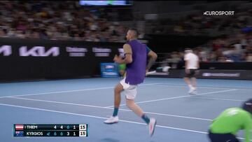 La velocidad de Kyrgios para mover su 1,93 y dejarnos esta delicia: lo mejor, su celebración