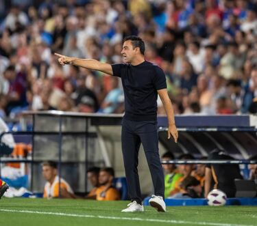 Xavi Hernández dando instrucciones en la banda.