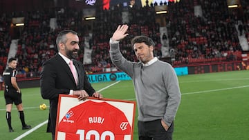 Mohamed El Assy entrega a Rubi una camiseta enmarcada por sus 128 partidos,