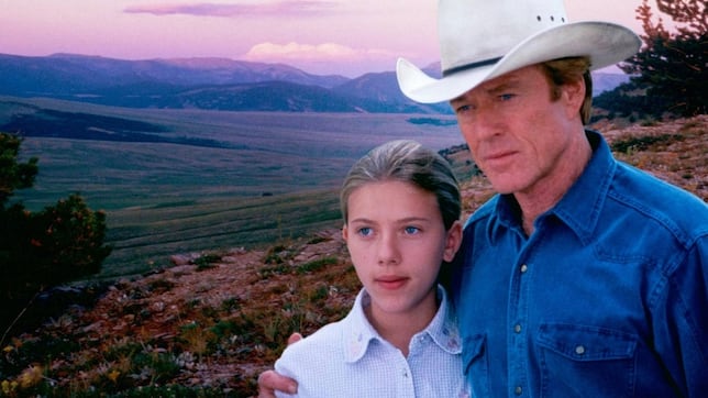 El halago de Scarlett Johansson a Robert Redford en su papel más adolescente: “Él me contaba la historia”