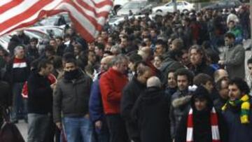 <b>RESPUESTA TOTAL. </b>Así lucía ayer el exterior del Calderón en el primer día de venta de entradas para la final de la Europa League.