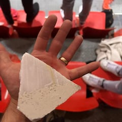 Vergüenza en Atenas: lanzamiento de objetos y petardos, quema de banderas, enfrentamientos…