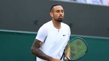 El tenista australiano Nick Kyrgios reacciona durante su partido ante Filip Krajinovic en Wimbledon.