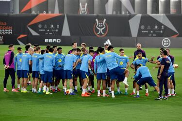 Momento en el que los futbolistas le hacen el pasillo a uno de sus compañeros.