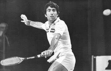 Manuel Orantes abrió el camino al resto de tenistas españoles en este torneo, que durante sus primeras ediciones se resistió para los nuestros. El granadino alzó los brazos como campeón en 1976, al superar en la gran final de Houston al polaco Wojtek Fibak (5-7, 6-2, 0-6, 7-6, 6-1). Al igual que Orantes, otro español cuyo techo se quedó en el puesto 2 del ranking mundial, alcanzó la gloria en Hannover en 1998: Alex Corretja. El catalán se llevó el gato al agua en una final con total aroma español, al batir a Carlos Moyá con una tremenda remontada (3-6, 3-6, 7-5, 6-3, 7-5).