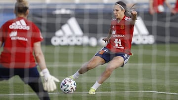 Marta Cardona dispara en un entrenamiento con la Selecci&oacute;n. 