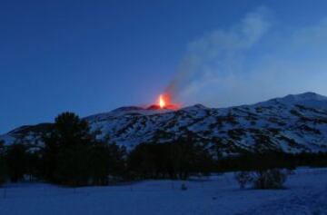 El volcán Etna en erupción, visible desde kilómetros