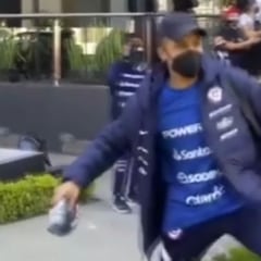 El enorme gesto de Alexis: ¡le regaló su buzo a un niño argentino que lo idolatra!