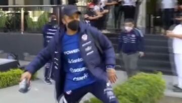 El enorme gesto de Alexis: ¡le regaló su buzo a un niño argentino que lo idolatra!