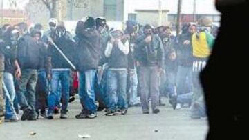 <b>FRACASARON LOS ULTRAS DE LA JUVE</b> De no haber actuado con contundencia la Policía italiana, probablemente los altercados y sus consecuencias hubiesen sido mayores. Por intentonas y ganas no quedó, ya que los ultras de la Juve estuvieron buscando seguidores del Liverpool desde el día anterior del partido. El momento de mayor tensión se dio cerca del estadio, en el que los tifosi más violentos se enfrentaron a la Policía para intentar llegar hasta los seguidores del Liverpool que accedían al estadio. Pancartas como la de la imagen de la derecha muestran el rencor y el odio que todavía tienen los hinchas de la Juve por la tragedia de Heysel.