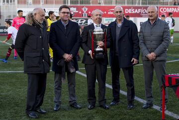 El Arenas Club recibió de Luis Rubiales, presidente de la RFEF, una réplica de la Copa del Rey ganada en 1919 al Barcelona por 5 goles 2 en la final jugada en Madrid. En 1937, durante la Guerra Civil y a causa de un incendio, el trofeo desapareció de las vitrinas del club vizcaíno. Cien años después vuelve a las vitrinas del equipo de Getxo. Franqui Egusquiaguirre, presidente del Arenas, con el trofeo.