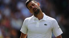 Novak Djokovic hace un gesto durante su partido conra Jacob Fearnley en Wimbledon.