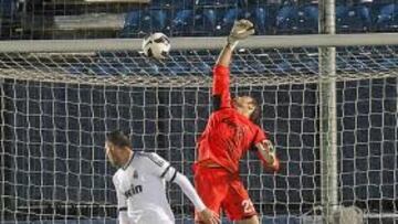 <b>GOL FATÍDICO. </b>Iván despeja contra su portería un centro desde la derecha y hace sin querer el 1-2.