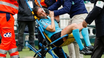 SEVILLA, 25/02/2024.- La asistente Guadalupe Porras Ayuso es retirada del terreno de juego tras ser golpeada por una cámara autónoma de la televisión en el partido enntre el Real Betis y el Athletic Club de la Jornada 26 de LaLiga que estos dos equipos juegan hoy en el estadio Benito Villamarín. EFE/ Julio Muñoz
