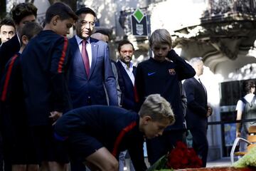 Josep Maria Bartomeu junto a jugadores de la cantera del FC Barcelona en la ofrenda al monumento de Rafael Casanova durante la Diada 2017.