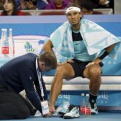 Nadal paró para ser atendido: tocado en el pie derecho