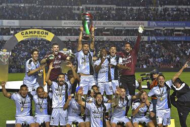 En una noche mágica de Volpi, Gallos alzó su primer título oficial al derrotar en penales a Chivas.