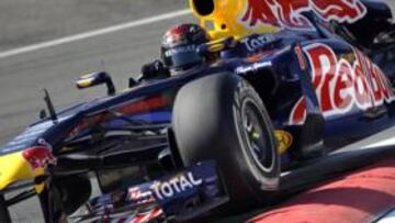 <b>AVISO. </b>Vettel sacó ayer provecho del gran paso por curva del Red Bull y estuvo arriba sin que le importara tener menos velocidad punta.