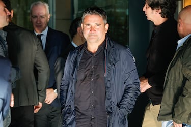 Juan Sánchez Moreno, exjugador del Valencia, en el tanatorio de Valencia para despedir a José Manuel Ochotorena.