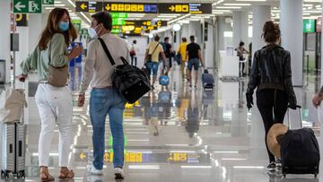 GRAF4447. PALMA DE MALLORCA, 21/06/2020.- Viajeros ataviados con mascarillas a su llegada al Aeropuerto de Palma de Mallorca, este domingo, durante el primer día del fin del estado de alarma, en el que se espera la llegada de 25 vuelos internacionales. Los aeropuertos españoles han comenzado a recibir este domingo a los primeros visitantes de la Unión Europea y del espacio Schengen después de que España haya abierto sus fronteras tras tres meses de estado de alarma motivados por el coronavirus. EFE/Cati Cladera