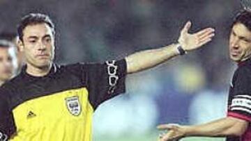 <b>ESCÁNDALO. </b>Pérez Burrull en el último partido que arbritró en el que expulsó a Mostovoi y Karpin.