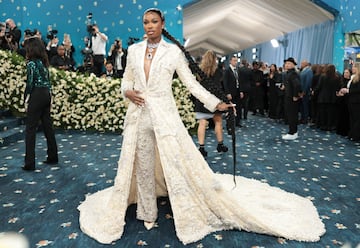 La actriz y cantante Coco Jones, posando antes de la MET Gala 2025.