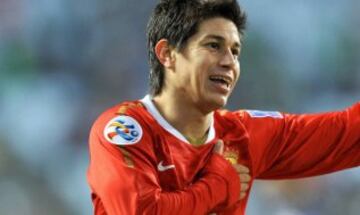 Su escasa participación en River Plate lo llevaron hasta la Universidad Católica. El volante logró ganar el Clausura y emigró al extranjero: Rosario Central, Vasco da Gama y Fluminense, antes de saltar al Guangzhou, donde se transformó en el tercer jugador mejor pagado del mundo.