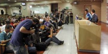 Rueda de prensa de Raúl en el estadio Santiago Bernabeu.